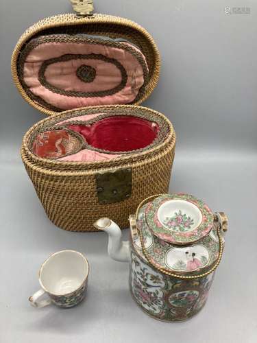 Canton, Verseuse et tasse à décor polychrome de scènes de pa...