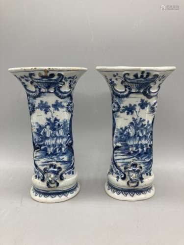 Paire de vase en faïence de Delft à décor en camaïeu bleu de...