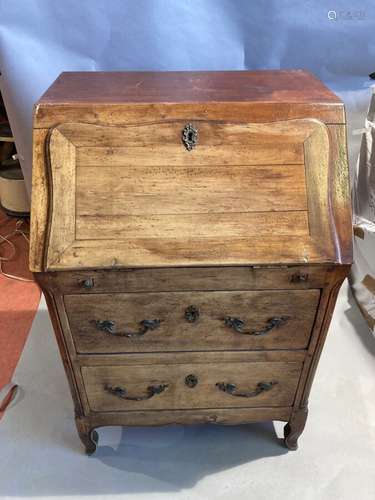 Petit bureau de pente en bois naturel ouvrant par un abattan...