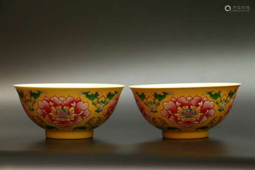 pair of chinese famille rose porcelain bowls