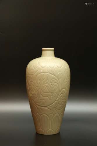 chinese yue kiln porcelain meiping
