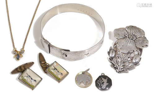 A small collection of silver and other jewellery