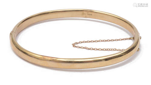 A narrow Continental yellow metal hinged bangle