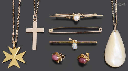 A small collection of jewellery including an opal brooch