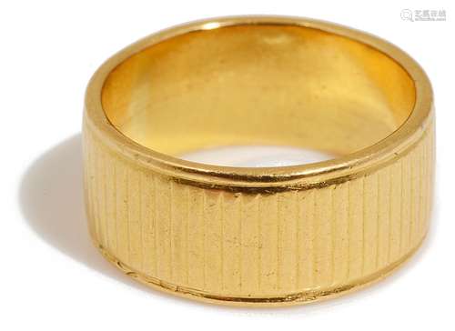 A 22ct gold wedding band