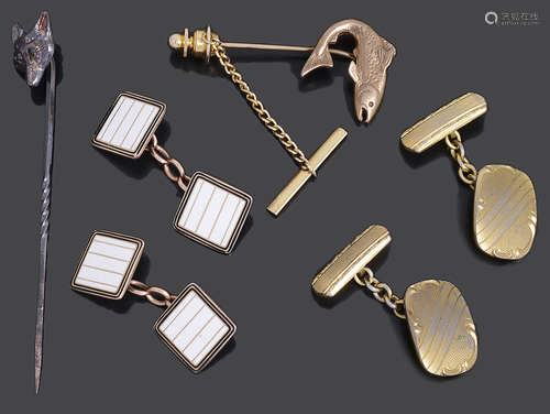 A 9ct gold Gentleman's 'salmon' tie pin