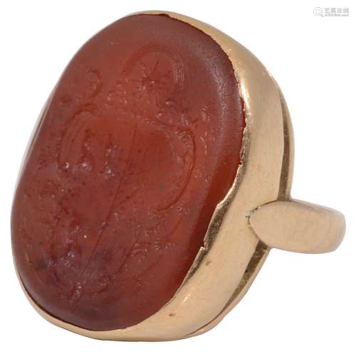 A hardstone intaglio Gentleman's 18ct signet ring