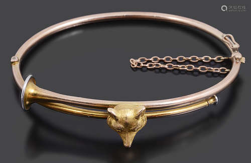 An Edwardian fox and hunting horn hinged bangle