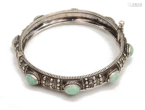 A cabochon jade and white metal hinged bangle