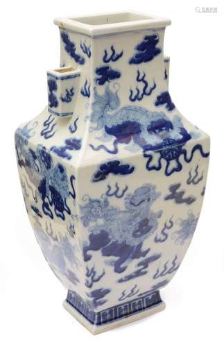 A Chinese blue and white porcelain square 'arrow' vase
