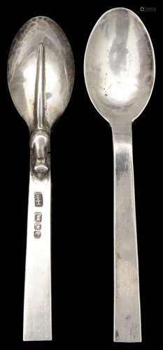 A pair of Guild of Handicrafts silver rat tail pattern teasp...