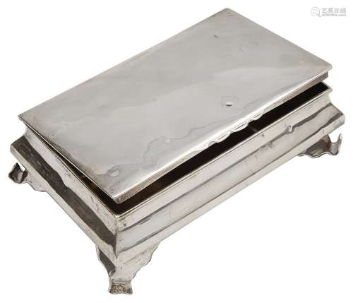 An Edwardian silver table cigarette box