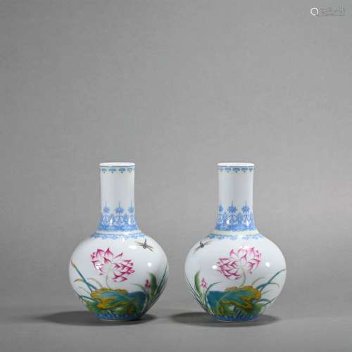 A pair of famille-rose vase