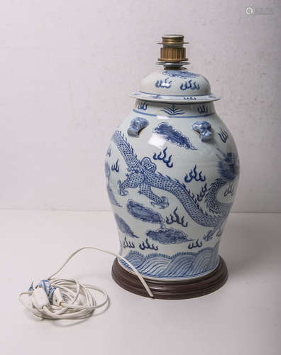 Zur Lampe umgebaute Vase (China, wohl 17./18. Jh.)