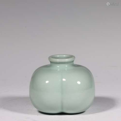 chinese celadon glazed porcelain apple-shaped pot