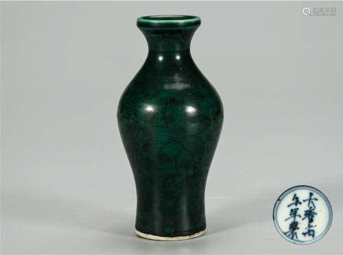 绿釉花卉瓶