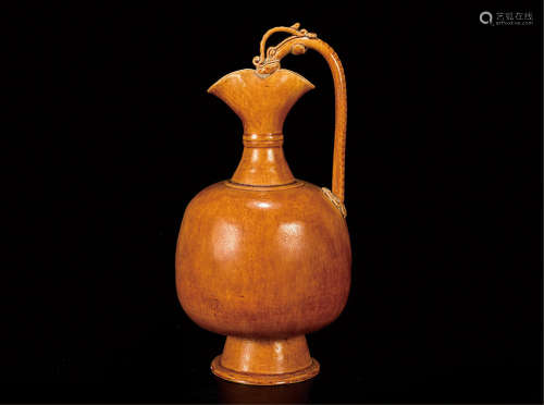 黄釉螭龙执壶 由天津藏家提供