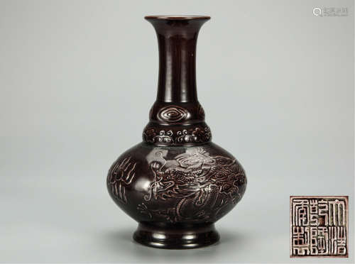 茄皮紫釉龙纹大吉瓶 由天津藏家提供