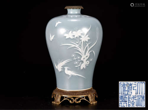 铜镶蓝釉堆白花蝶纹梅瓶 早期购于荷兰