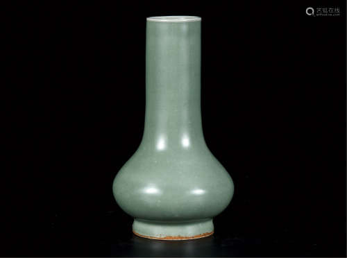 龙泉长颈瓶 由天津藏家提供