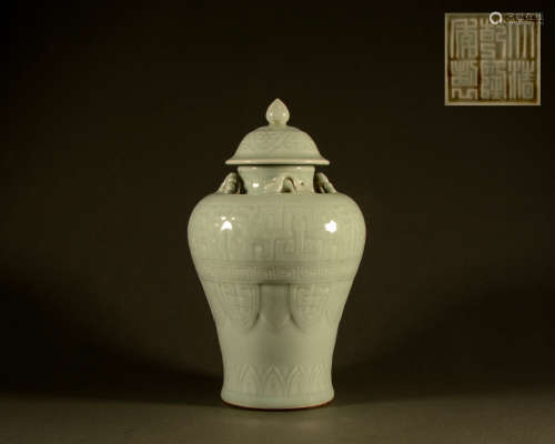 Qing Dynasty - Single-color glazed bottle with lid