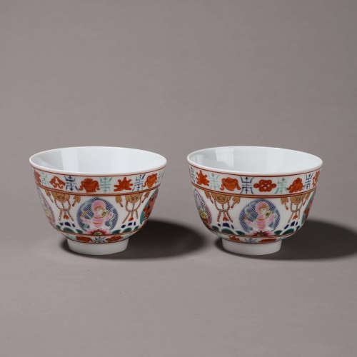 A pair pf famille rose porcelain cups