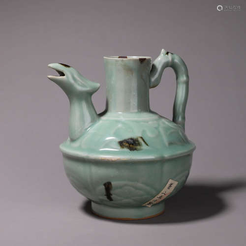 A Longquan kiln porcelain ewer