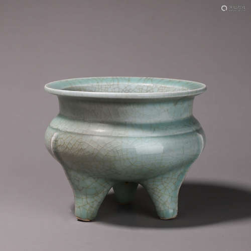 A Longquan kiln porcelain three-legged censer