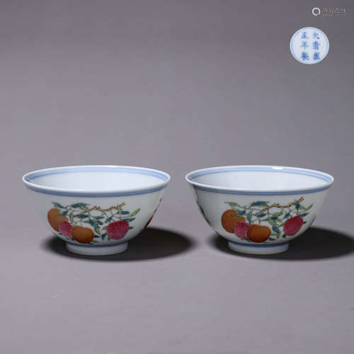 A pair of famille rose fruit porcelain bowls