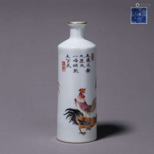 A famille rose rooster porcelain snuff bottle