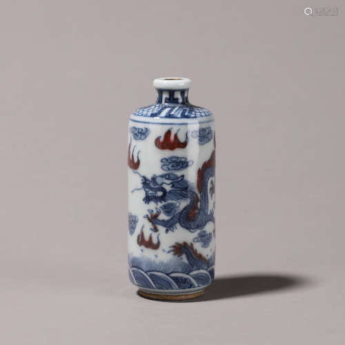 A blue and white iron red dragon porcelain snuff bottle