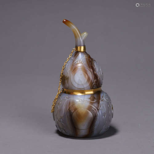 An agate gourd-shaped ornament