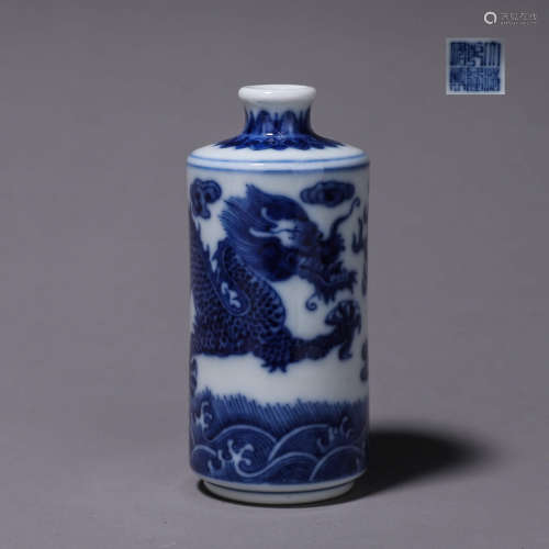 A blue and white cloud and dragon porcelain snuff bottle