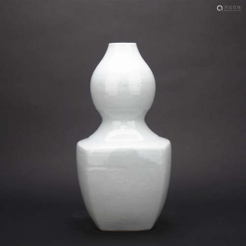 A white glazed 'floral' gourd-shaped vase