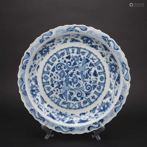 A blue and white 'floral and birds' dish