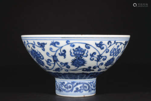 A blue and white 'floral' high-foor bowl