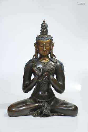 Sitzende Statue von Buddha des Unermesslichen Lebens, vergol...