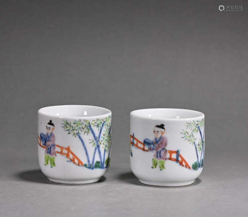 A pair of Wu cai 'figure' cup
