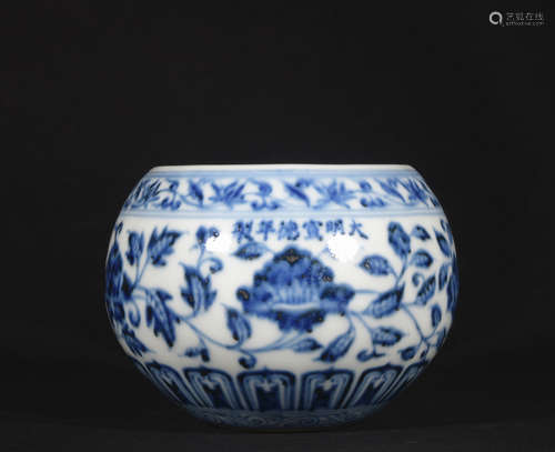 A blue and white 'floral' vase