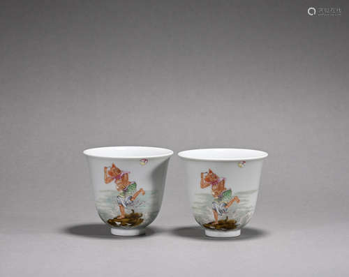 A pair of Wu cai cup