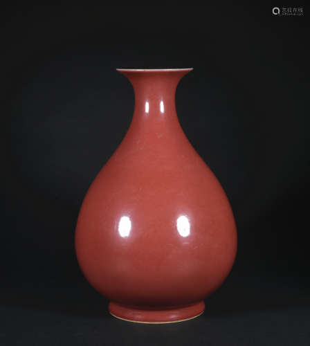 A peachbloom-glazed pear-shaped vase