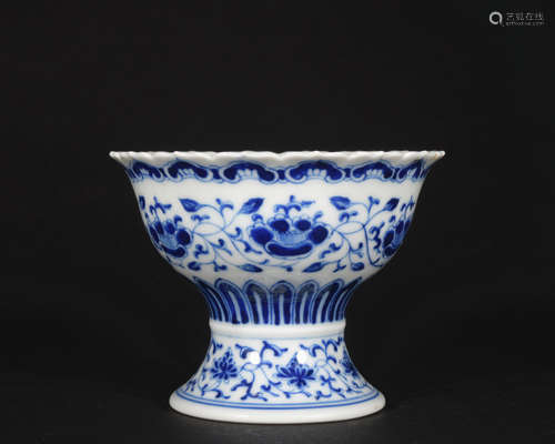 A blue and white 'floral' cup