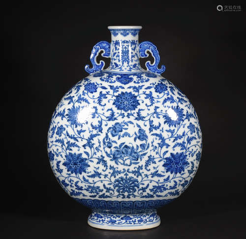 A blue and white 'floral' moonflask