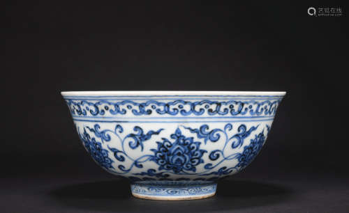 A blue and white 'floral' bowl