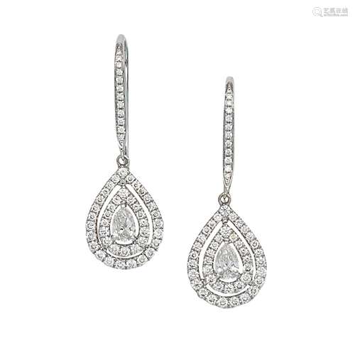 PAIR OF DIAMOND PENDENT EARRINGS