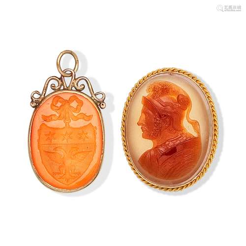 HARDSTONE CAMEO BROOCH AND CARNELIAN INTAGLIO SEAL PENDANT,