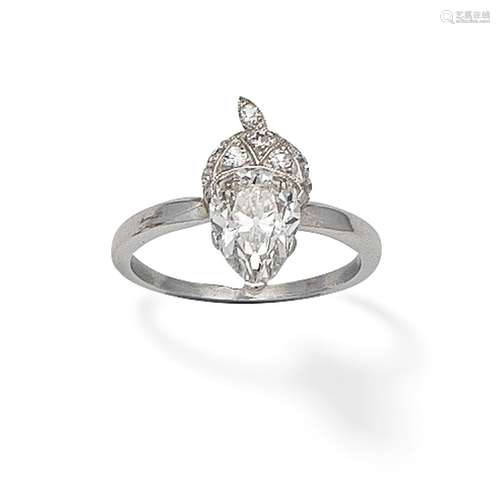 A pine shape, Aprox 2 cts diamond ring