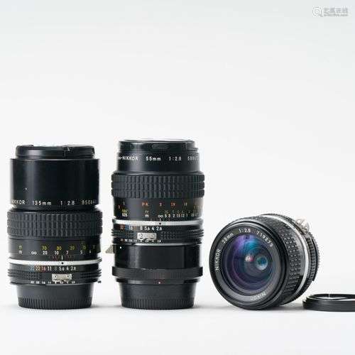 Appareil photographique. Ensemble de trois objectifs Nikon. ...