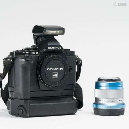 Appareil photographique. Boitier Olympus OM-D avec objectif ...