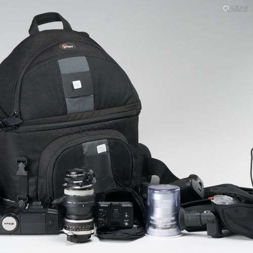 Appareil photographique, accessoires. Ensemble d'accessoires...